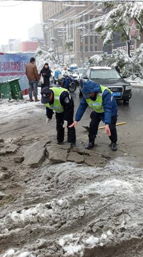 面对暴雪     扬军保安不畏严寒在行动